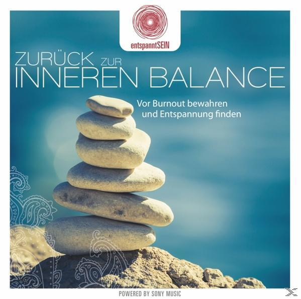 Gestapelte Zen-Steine. Verschwommener blauer Hintergrund. Text: "Zurück zur inneren Balance" und "entspanntSEIN" Logo.
