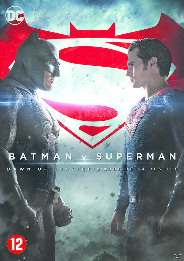 Batman en Superman staan tegenover elkaar op een filmposter. Het DC-logo staat bovenaan.