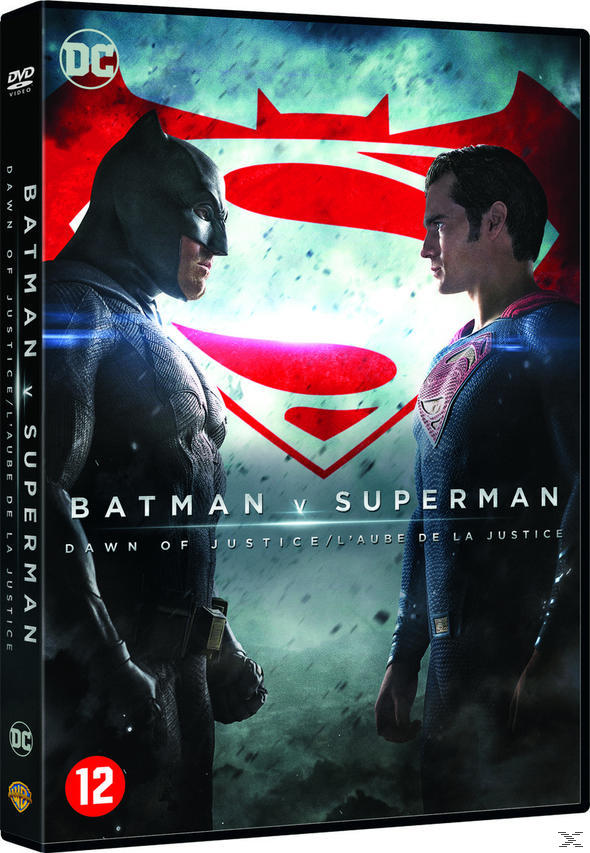 Batman v Superman DVD-hoes. Batman en Superman staan tegenover elkaar. DC-logo.