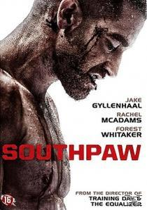 Affiche de film : Visage d'homme, ensanglanté et meurtri. Titre : Southpaw. Noms des acteurs. Esthétique sombre et crue.