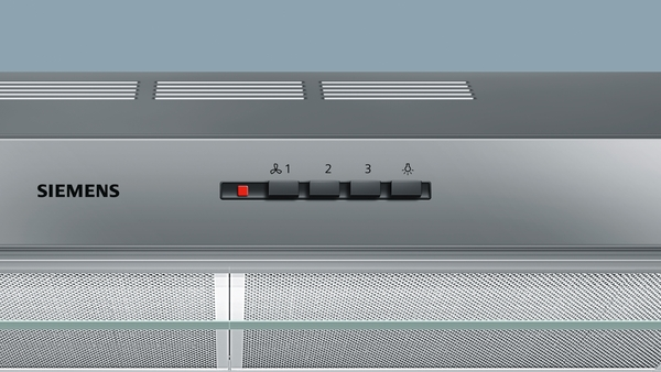 Nahaufnahme der Bedienleiste einer Siemens Dunstabzugshaube. Tasten: Ventilator, 1, 2, 3 und Licht.