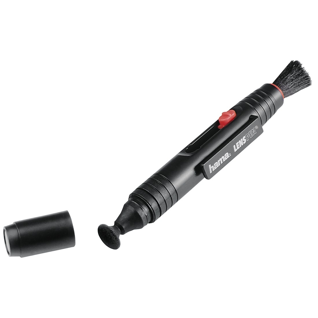 Un Lenspen noir pour nettoyer les objectifs d'appareil photo, avec un bouton rouge et un capuchon. Fond blanc.