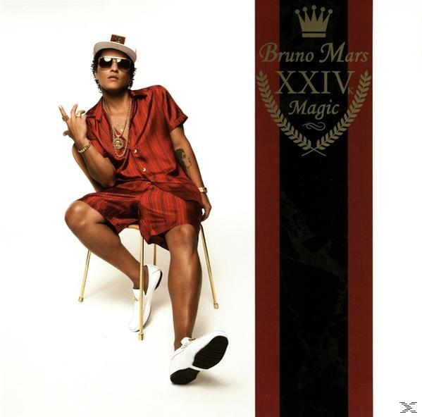 Bruno Mars auf einem Stuhl, Sonnenbrille, rotes Outfit. Albumcover-Text: XXIVK Magic, goldene Details, auf rotem Hintergrund.