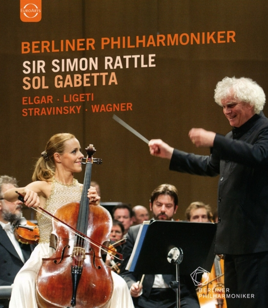 Albumcover eines Dirigenten mit Orchester; eine Frau spielt Cello. Brauner Hintergrund.