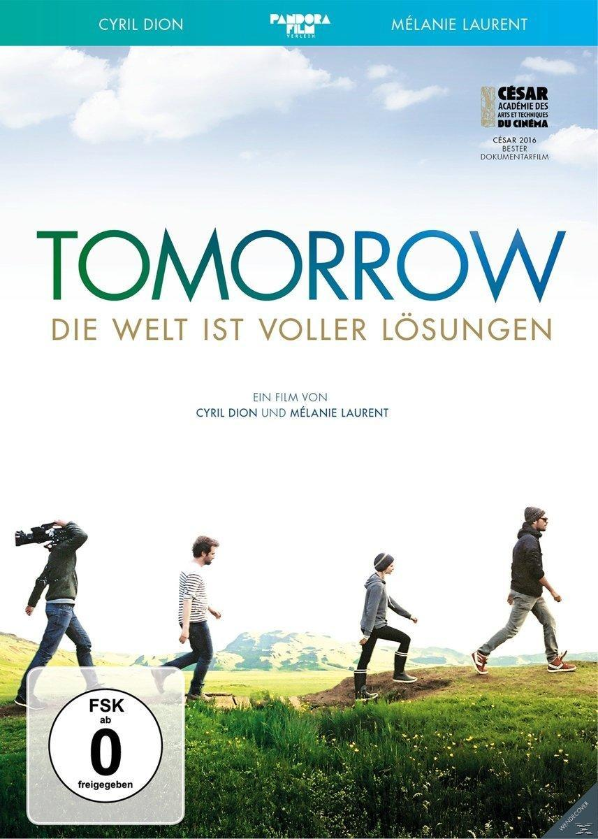 Filmcover mit Personen, die gehen, Text und blauem Himmel im Hintergrund.