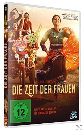 DVD-Cover. Eine Frau in traditioneller Kleidung steht neben einem dekorierten Fahrzeug.