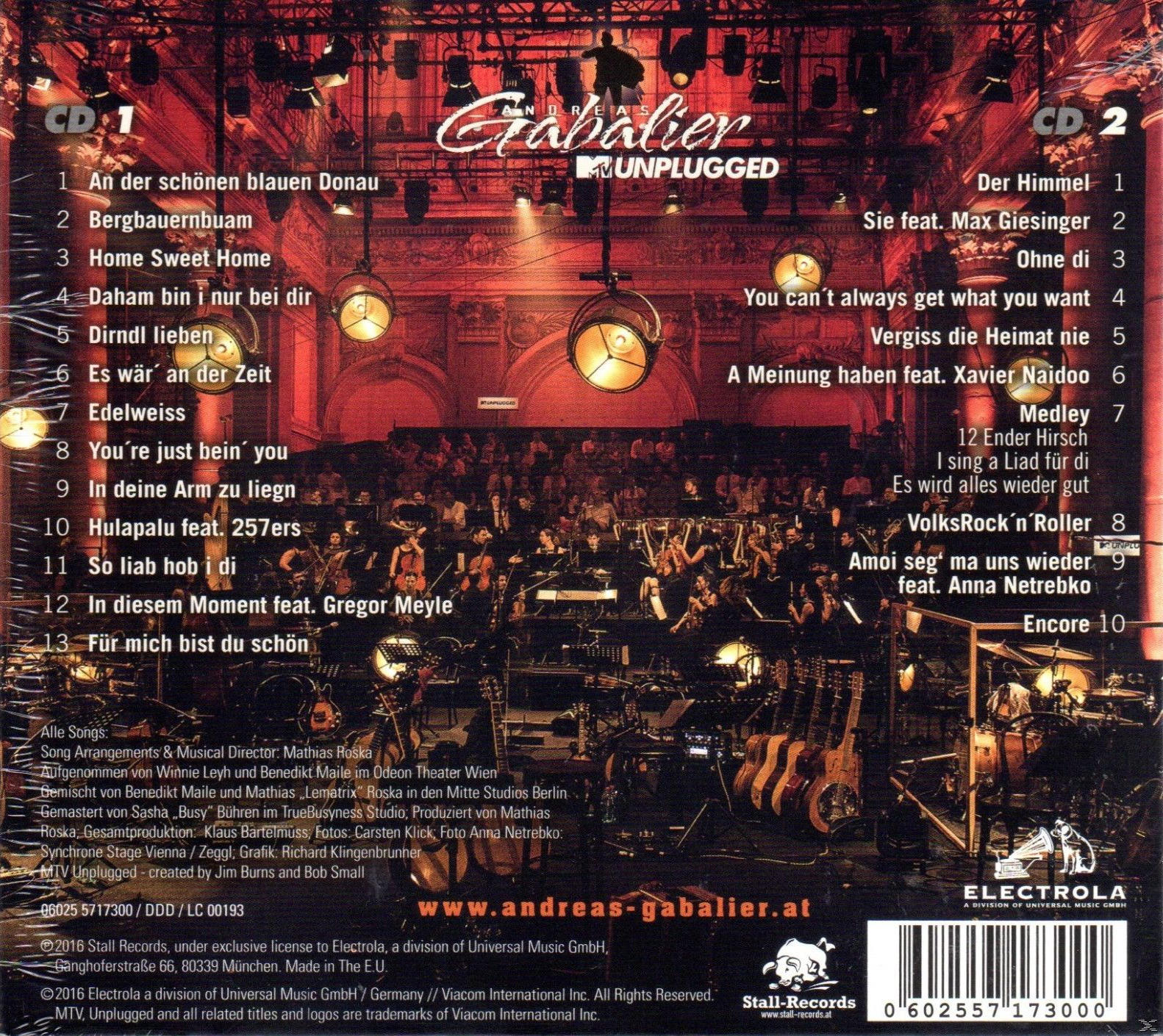 Albumcover mit Bühne, Musikern und Text. Der Hintergrund zeigt ein Live-Orchester und die Band.