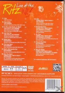 DVD-Cover. Oranger Hintergrund mit Songtiteln und Credits. Bild einer Person oben rechts.
