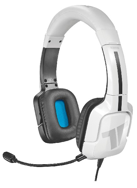 Auriculares blancos y negros con micrófono sobre fondo blanco.