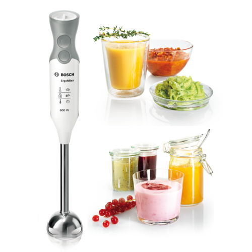 Beyaz bir Bosch el blenderı, dip sos, sos ve meyve hazırlığı kaselerinin yanında.