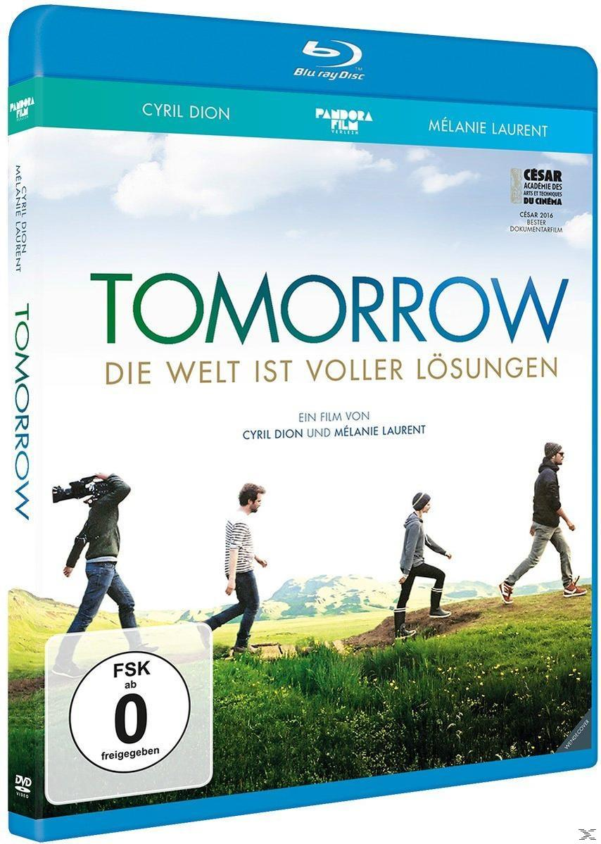 DVD-Cover des Films Tomorrow. Menschen gehen auf einem grünen Feld.