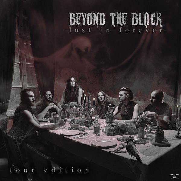 Bandmitglieder an einem Esstisch. Der Titel 'Beyond the Black' steht oben.