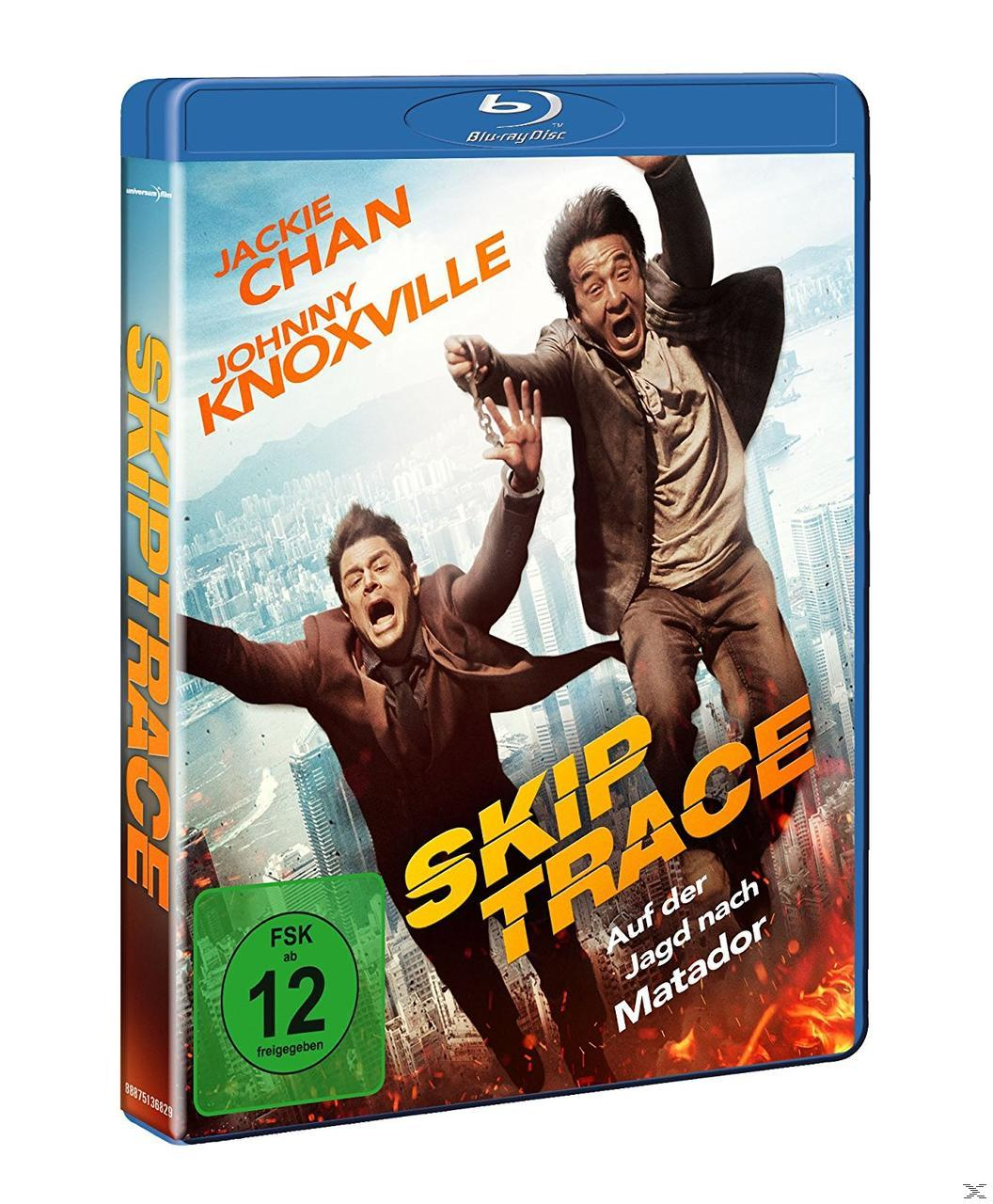 Blu-ray-Disc-Cover des Films 'Skip Trace' mit Jackie Chan und Johnny Knoxville, mit Stadtkulisse.