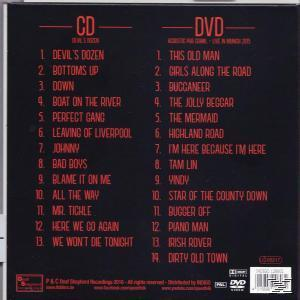 CD- und DVD-Tracklisten in rotem Text auf schwarzem Hintergrund mit weißem Rand.