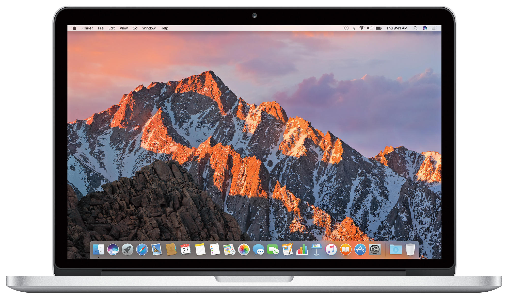 Silbernes MacBook Pro mit einem Hintergrundbild einer Bergkette. Der Bildschirm zeigt einen Berg mit Sonnenaufgang.