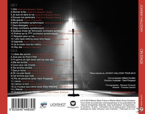 Couverture de CD avec un microphone, une scène et des titres de chansons. Le fond est une scène avec un projecteur.