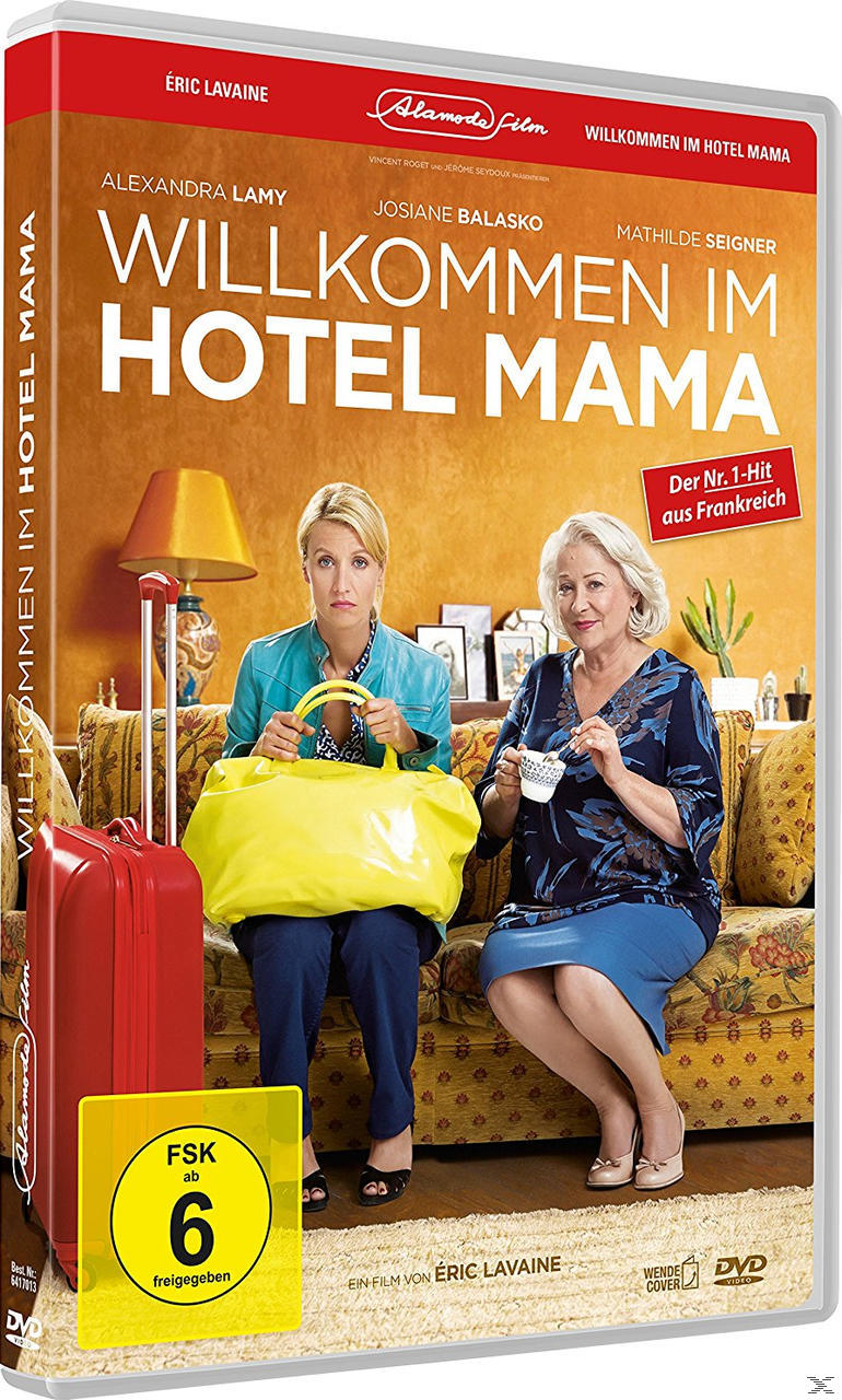 DVD-Cover für Willkommen im Hotel Mama. Zwei Frauen sitzen auf einem Sofa; Gepäck und eine Lampe sind zu sehen.