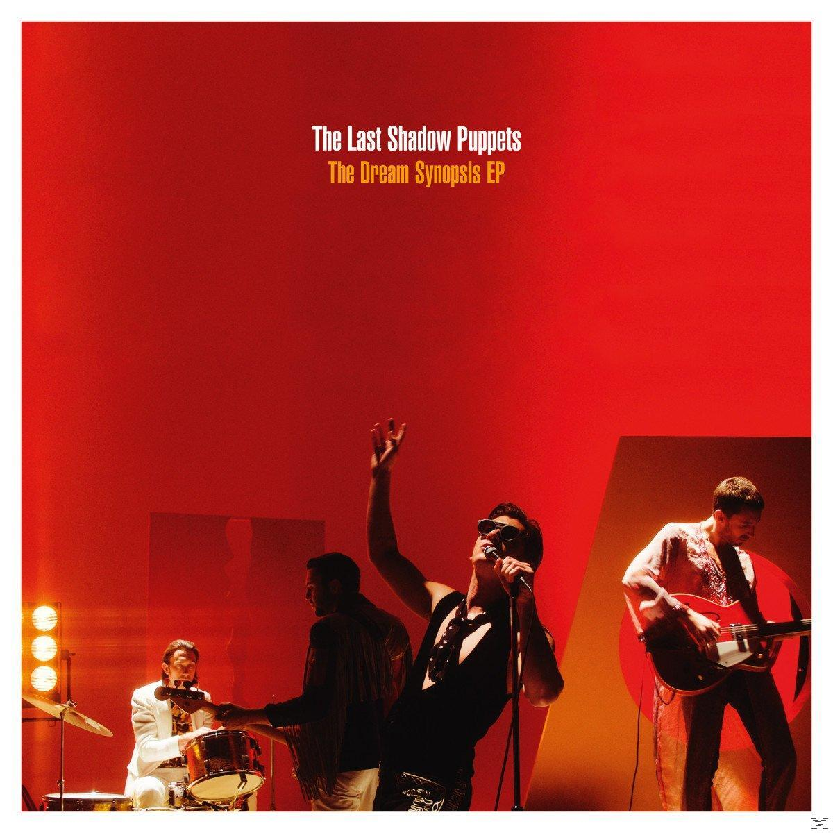 Pochette de l'album The Last Shadow Puppets avec les membres du groupe sur scène. Fond rouge.