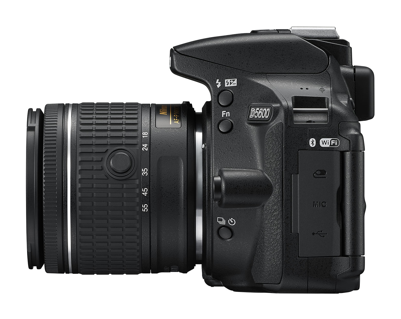 Egy fekete Nikon D5600 kamera, oldalsó nézetben. A lencse részletei láthatók. Fn és Wi-Fi gombok vannak.