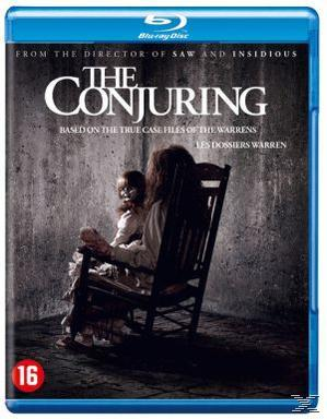 La couverture Blu-ray de The Conjuring. Une femme et une poupée dans un rocking-chair. Le fond est sombre et gris.