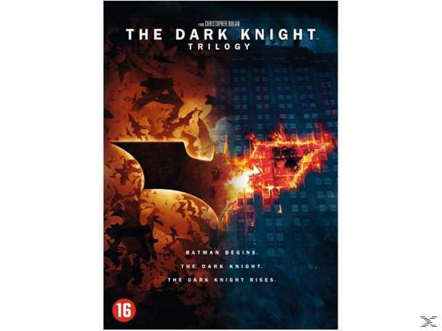 Jaquette DVD : La trilogie The Dark Knight. Le symbole de Batman et la ville en feu.