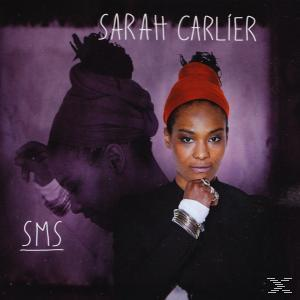 Sarah Carlier albumhoes. Een vrouw met een rode hoed staat op de voorgrond. De afbeelding van een andere vrouw is de achtergrond.
