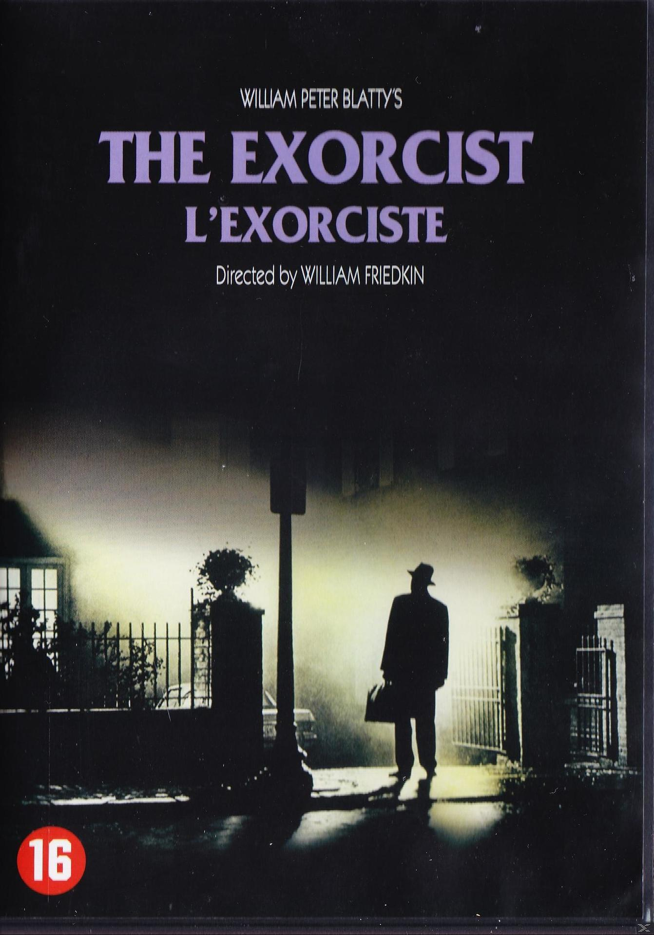 DVD-hoes voor de film 'The Exorcist'. Toont een man in silhouet die 's nachts door een straat loopt.