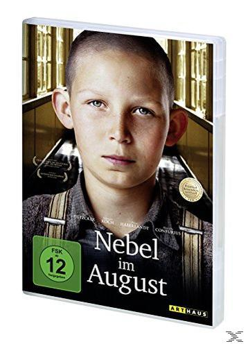 DVD-Cover: Nebel im August, Junge vor einem Gebäude, Text und Logo.