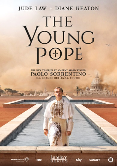 Affiche du film 'The Young Pope'. Jude Law en tant que pape se tient dans l'eau. Le fond est une ville.