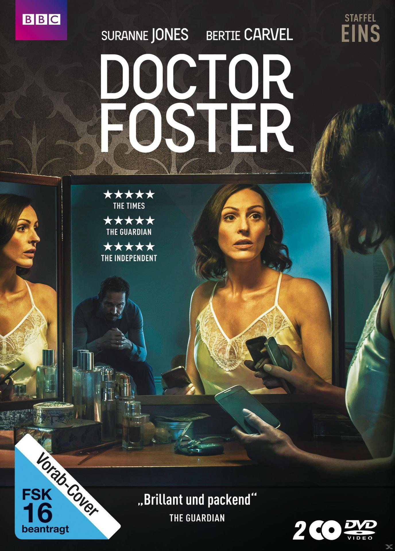 Doctor Foster DVD-Cover mit Frau im Spiegel und Mann im Hintergrund.