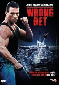 Filmposter met Jean-Claude Van Damme. Hij poseert met gebalde vuist; stadsgezicht op de achtergrond, titel 'Wrong Bet'.