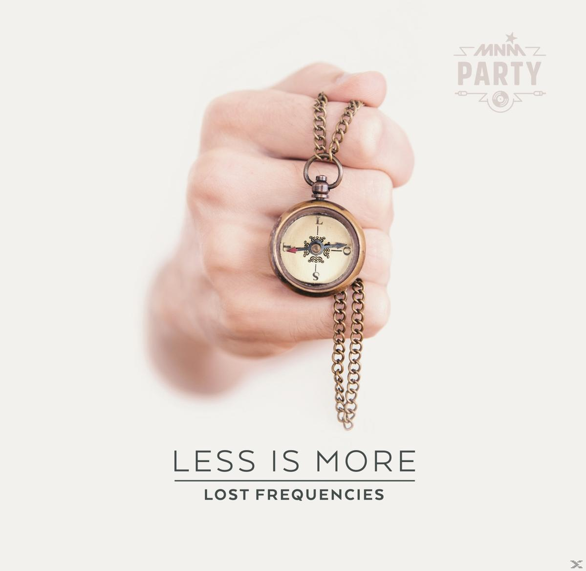 Une main tenant une boussole vintage avec une chaîne. Texte: "LESS IS MORE" et "LOST FREQUENCIES".