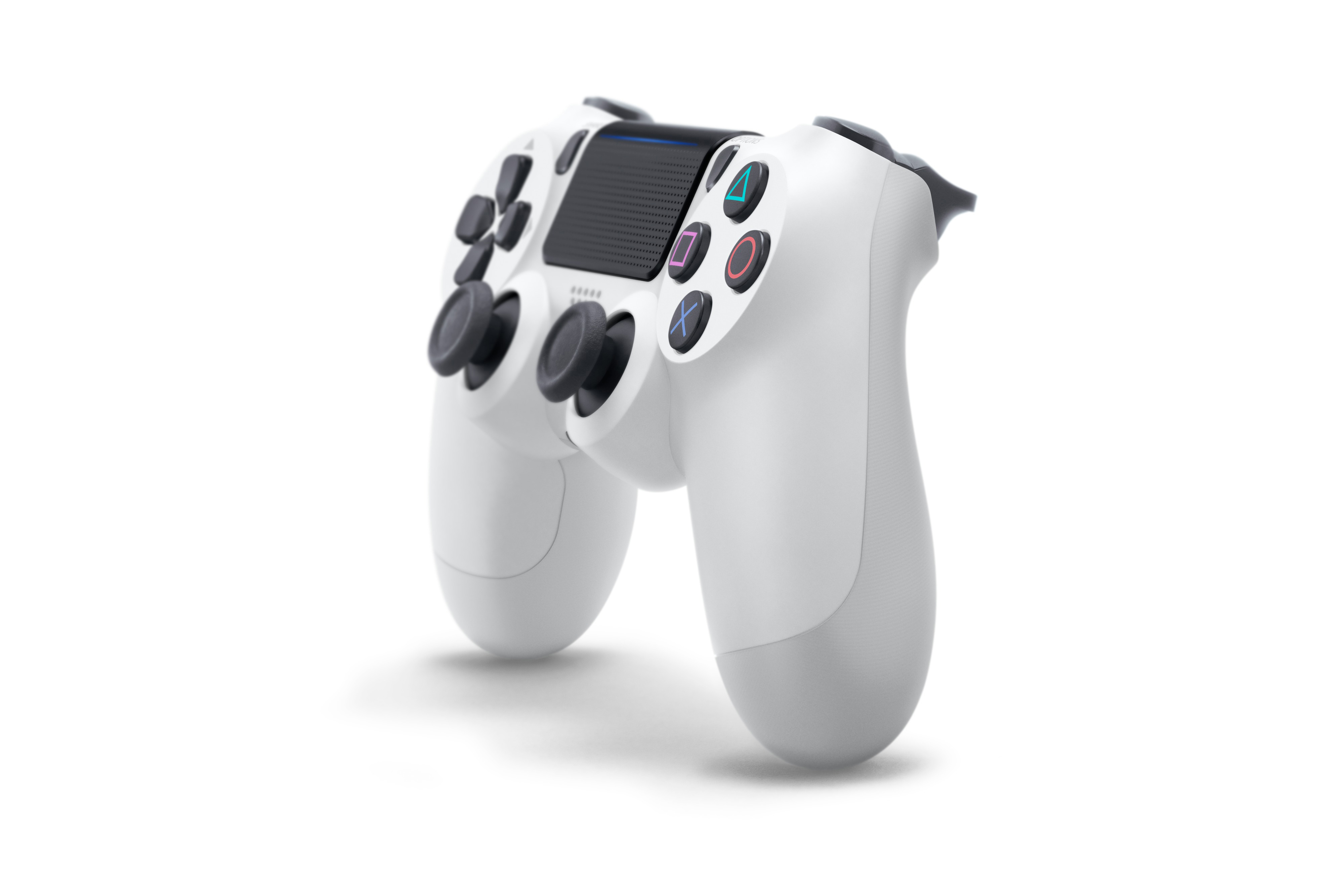 Controller PlayStation 4 bianco su sfondo bianco. È leggermente angolato.