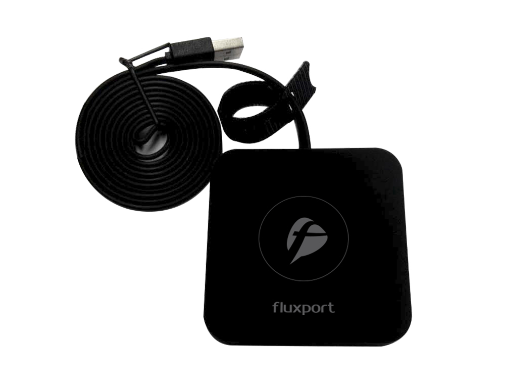 USB kablosu olan siyah fluxport cihazı. Beyaz zemin, basit tasarım.