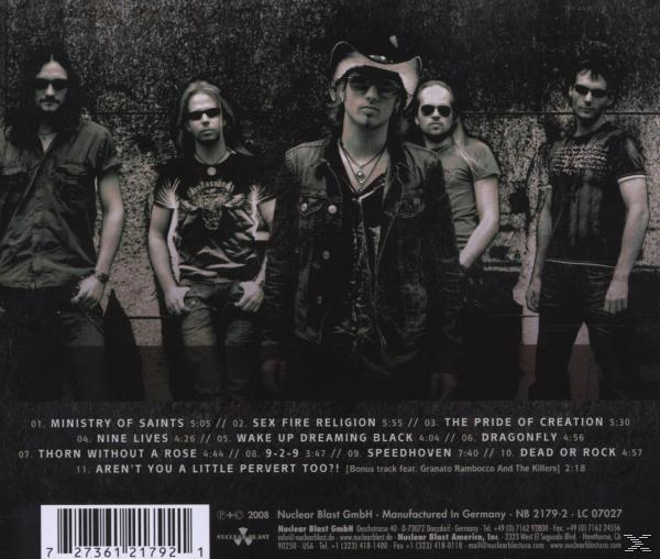 Albumcover mit fünf stehenden Männern, Bandmitgliedern. Titelliste unten.
