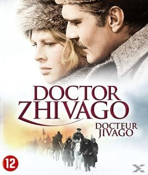 Couverture DVD du Docteur Jivago : Homme et femme en chapeaux de fourrure, soldats, neige.