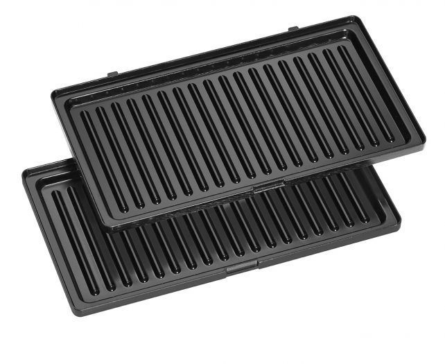 Schwarze Sandwich-Grillplatten. Gerillte Oberfläche. Weißer Hintergrund.