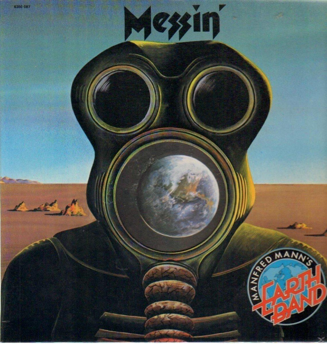 Albumcover: Gasmaske mit Erde in der Linse. Wüstenhintergrund. Bandlogo, "Messin'" und "Manfred Mann's Earth Band".