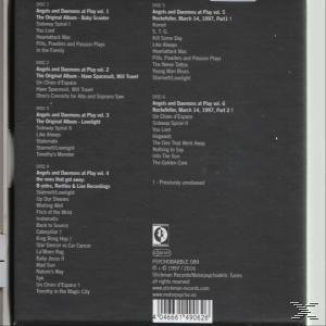 CD-Albumcover mit Titellisten. Das Cover ist schwarz mit weißem Text. Das Logo und Text unten.