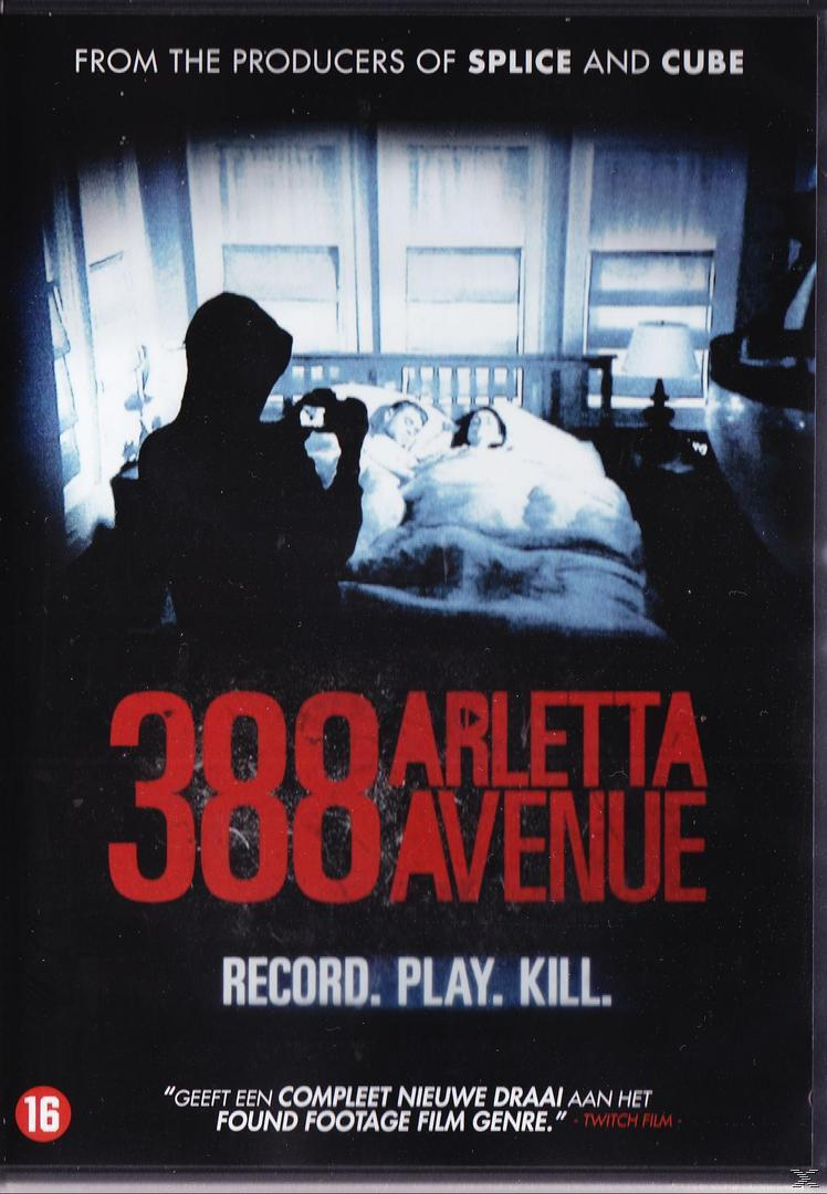 Affiche du film '388 Arletta Avenue'. Silhouette d'une personne filmant deux personnages au lit. Cadre sombre.