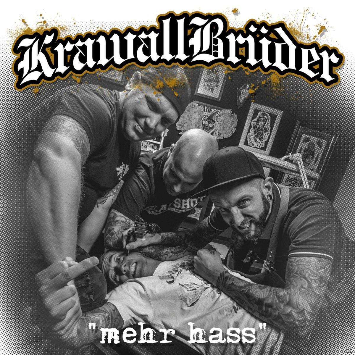 Schwarz-Weiß-Foto von tätowierten Männern, einer zeigt den Mittelfinger, und die Worte 'mehr hass'.