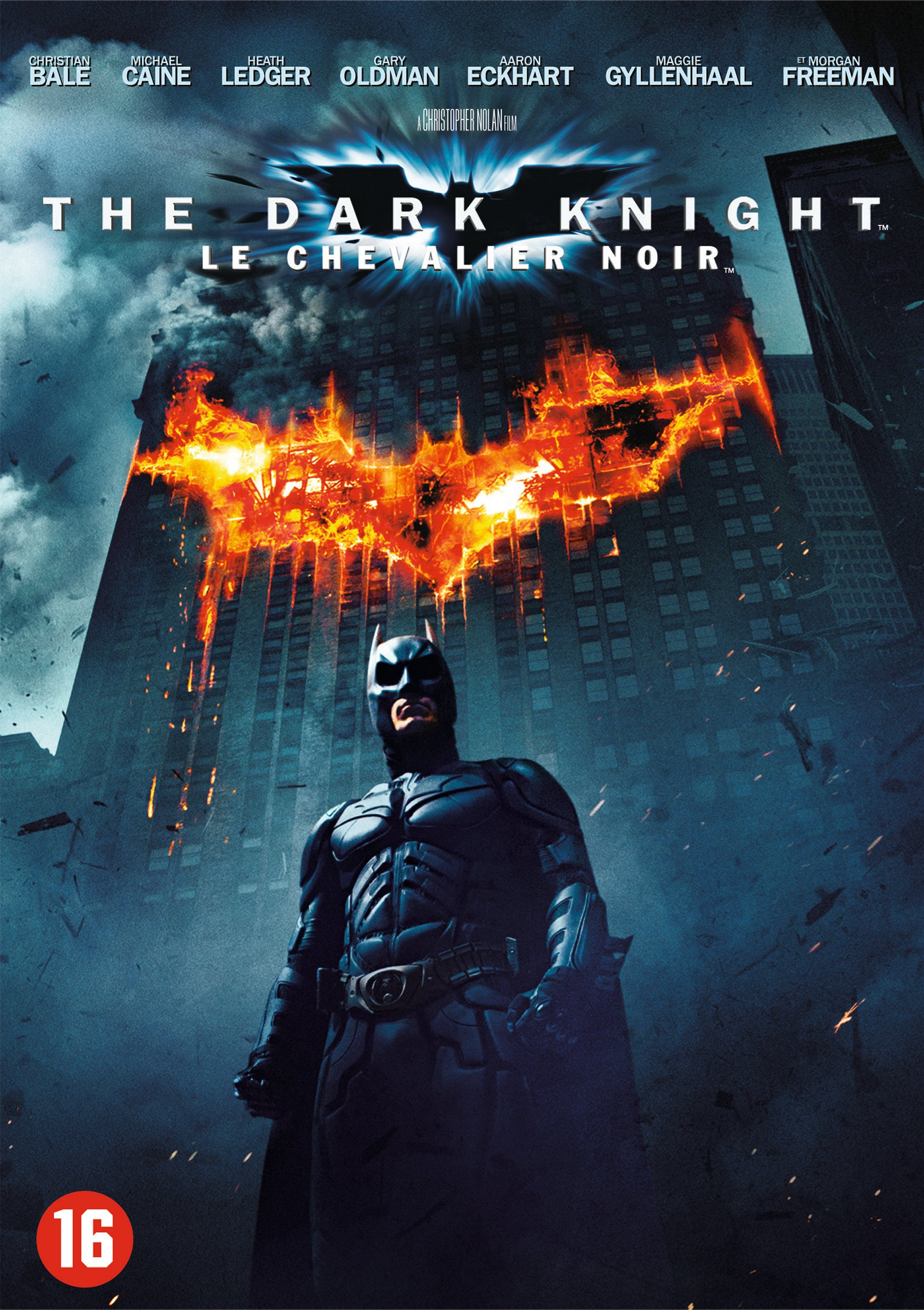 Affiche du film 'The Dark Knight'. Batman se tient devant un bâtiment en feu, avec un symbole de chauve-souris en flammes au-dessus.