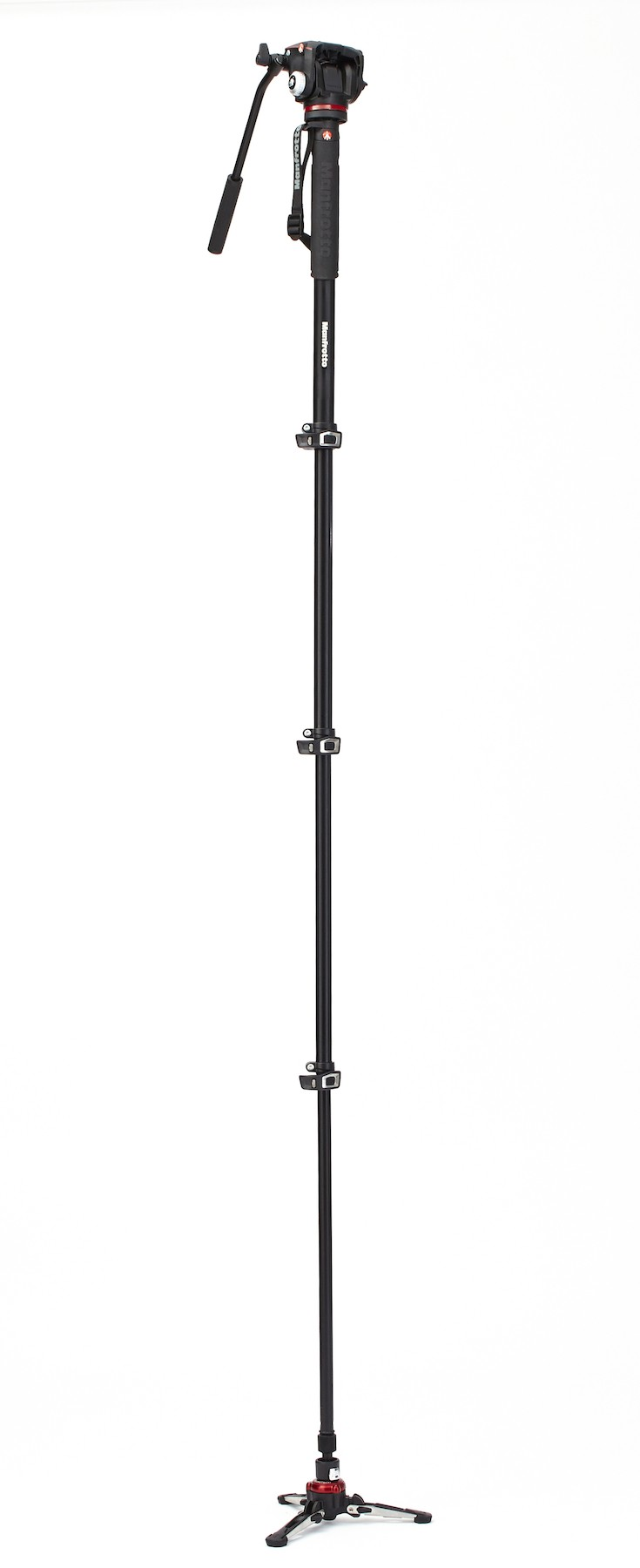 Een zwart en rood Manfrotto-statief, uitgeschoven tot volledige hoogte, tegen een witte achtergrond.
