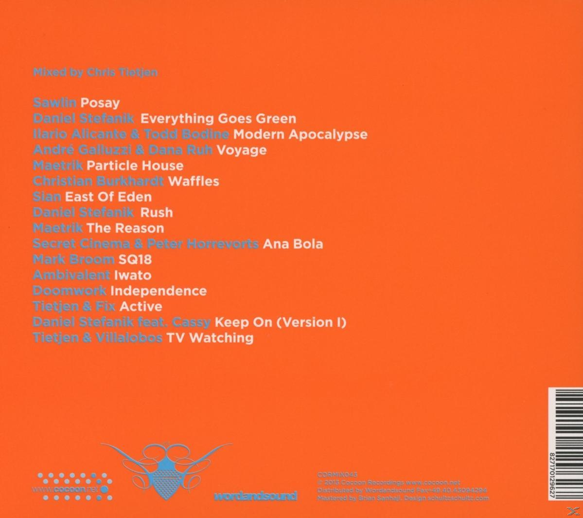 Die Rückseite einer CD mit einer Liste von Songs und Credits auf orangefarbenem Hintergrund.