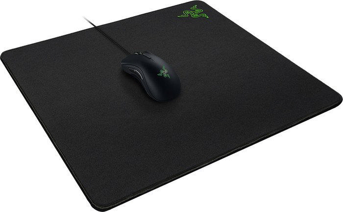 Yeşil logolu, siyah mousepad üzerinde siyah fare.
