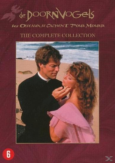 DVD-hoes met een man en een vrouw op een strand. De vrouw houdt het gezicht van een man vast.