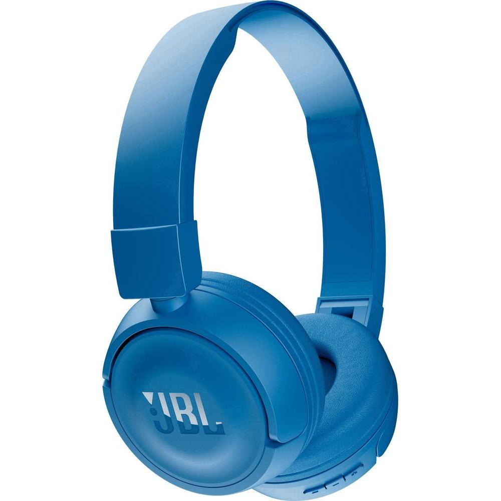 Mavi JBL kulaklık. Kulaklıkların kulaklıklarında bir logo ve düğmeler var.