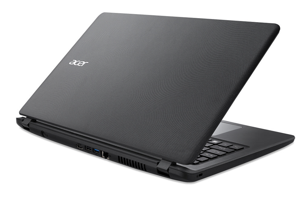Siyah bir Acer dizüstü bilgisayar açık. Kapak yukarı, klavyeyi gösteriyor. Acer logosu görünür. Bilgisayar beyaz bir yüzeyde.