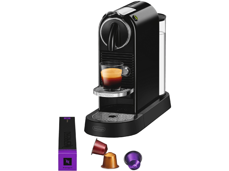 Nespresso kávéfőző egy pohár kávéval. A kávékapszulák az előtérben. Fekete és ezüst design.