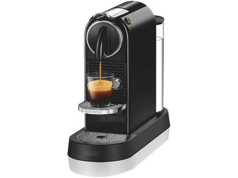 Fekete Nespresso gép, amiből kávé ömlik. Fekete háttér. Ezüst részletek.